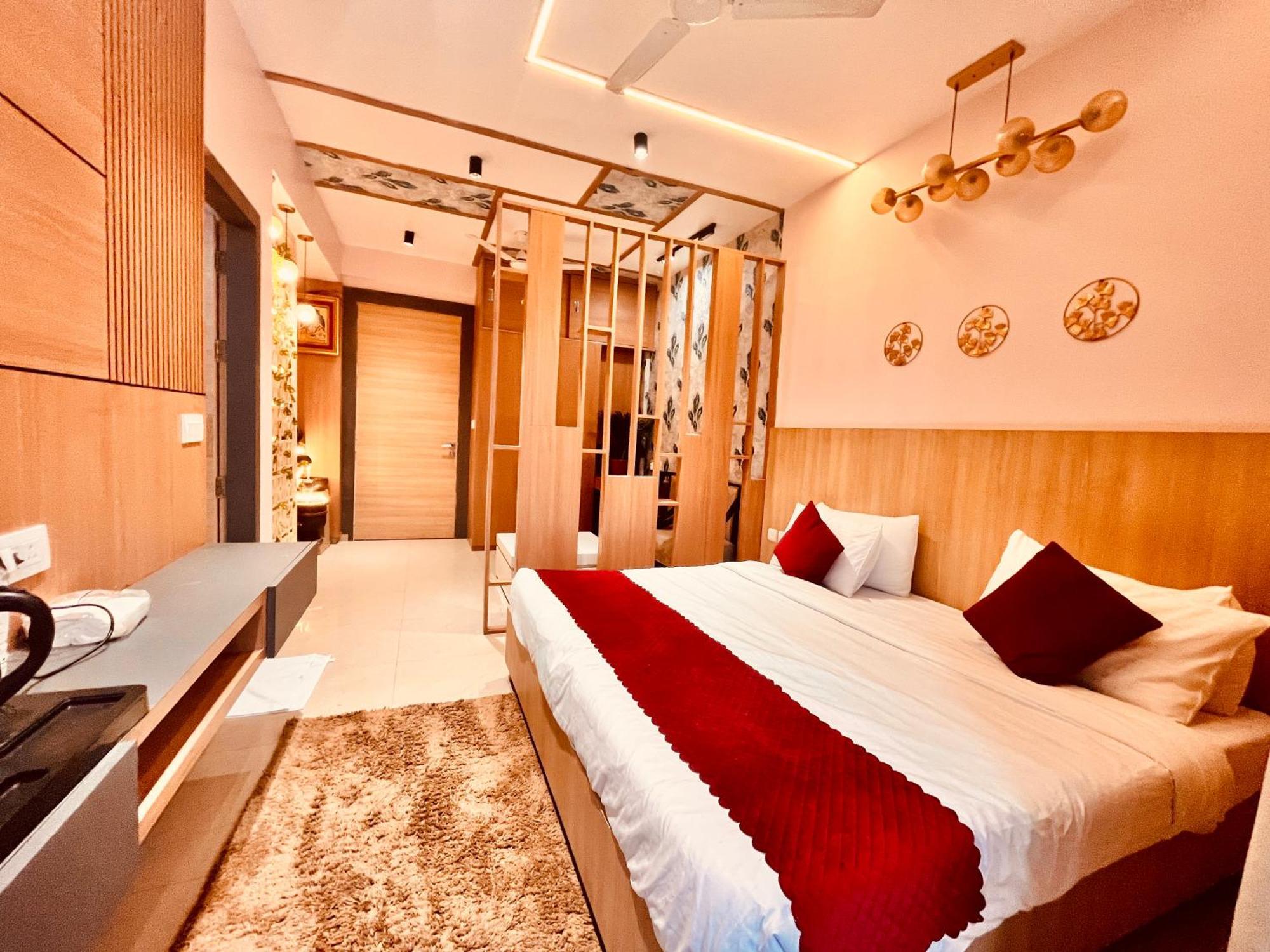 Pearl Grand Boutique Cottage In Omaxe Anandam Vrindavan - #Premium Ac Rooms With Balcony #Big Parking #Lift #Garden #Peaceful Area #Near Prem Mandir #Property Of The Year #Most Awarded Exteriér fotografie